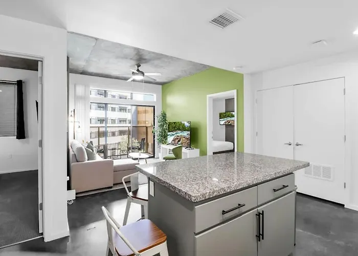Centric 2br In Heart Of Dtphx Free Garage Parking Apartment Phoenix