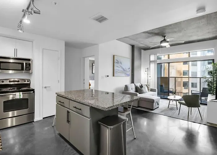 Centric 2br In Heart Of Dtphx Free Garage Parking