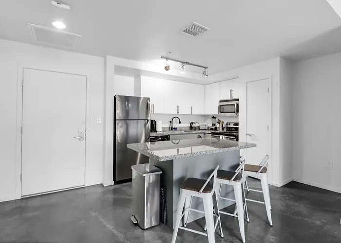 Centric 2br In Heart Of Dtphx Free Garage Parking Apartment *