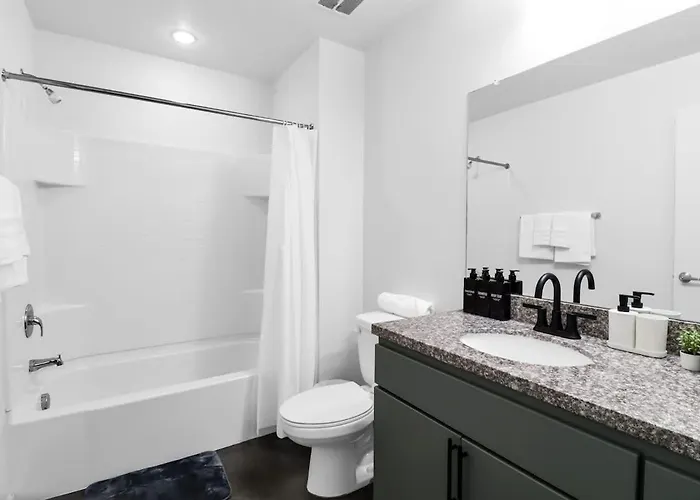 Centric 2br In Heart Of Dtphx Free Garage Parking Apartment