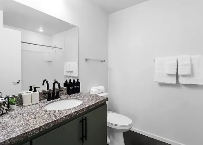 Centric 2br In Heart Of Dtphx Free Garage Parking Apartment