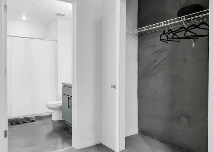 Apartment Centric 2br In Heart Of Dtphx Free Garage Parking *